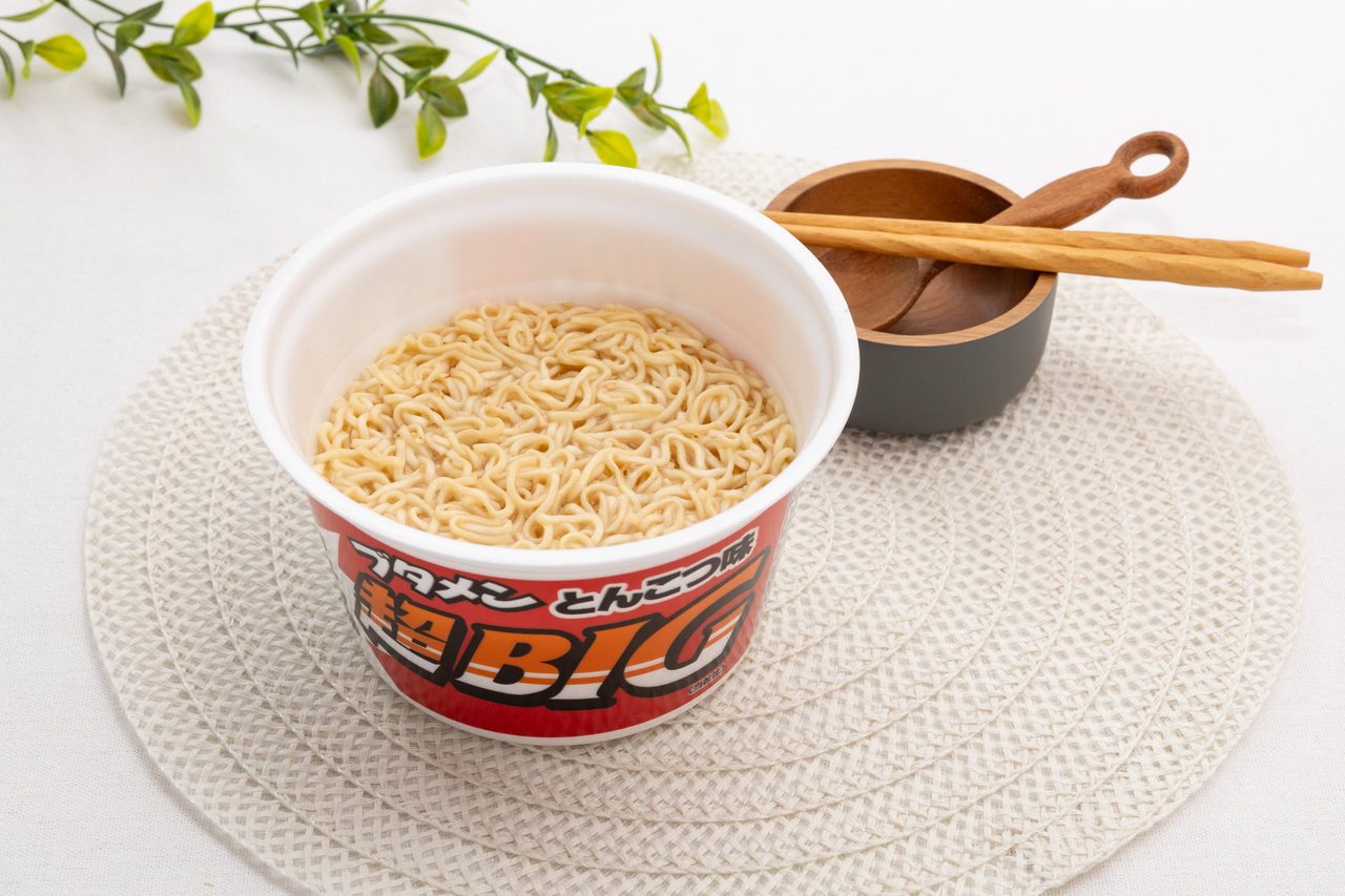 ブタメン超BIGの麺のイメージ