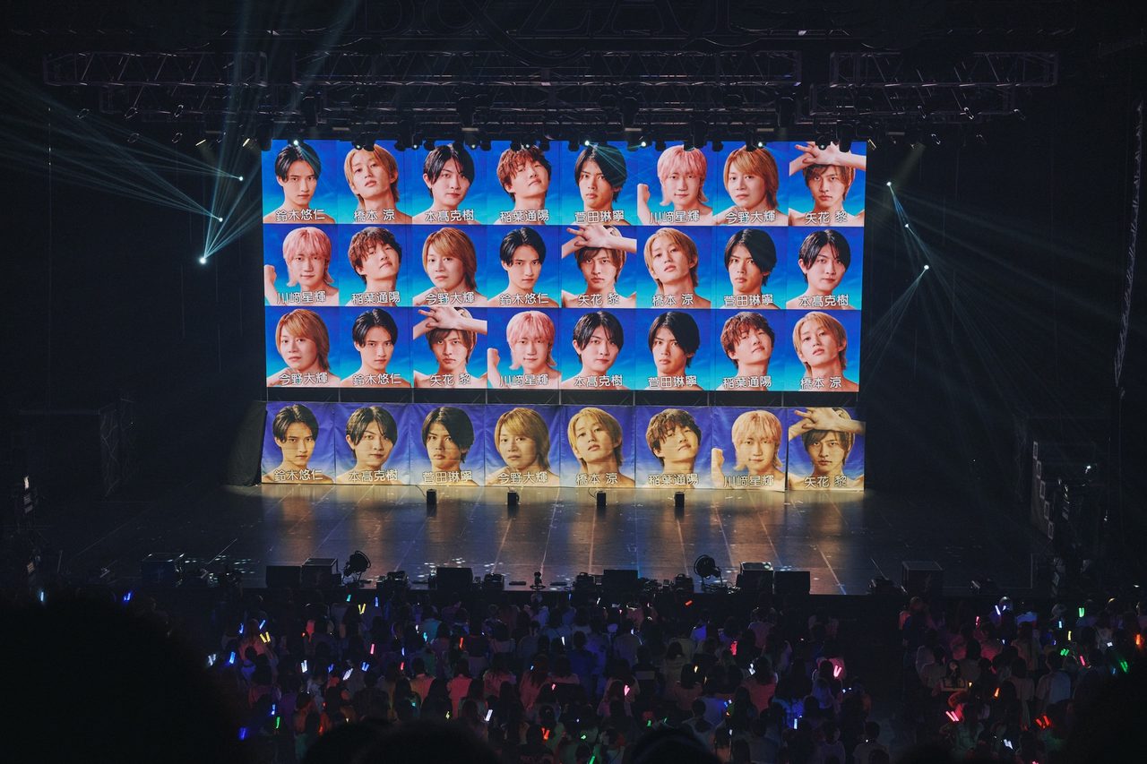 B&ZAI サマーツアー ステージ上の巨大スクリーンに映る8人のメンバー写真