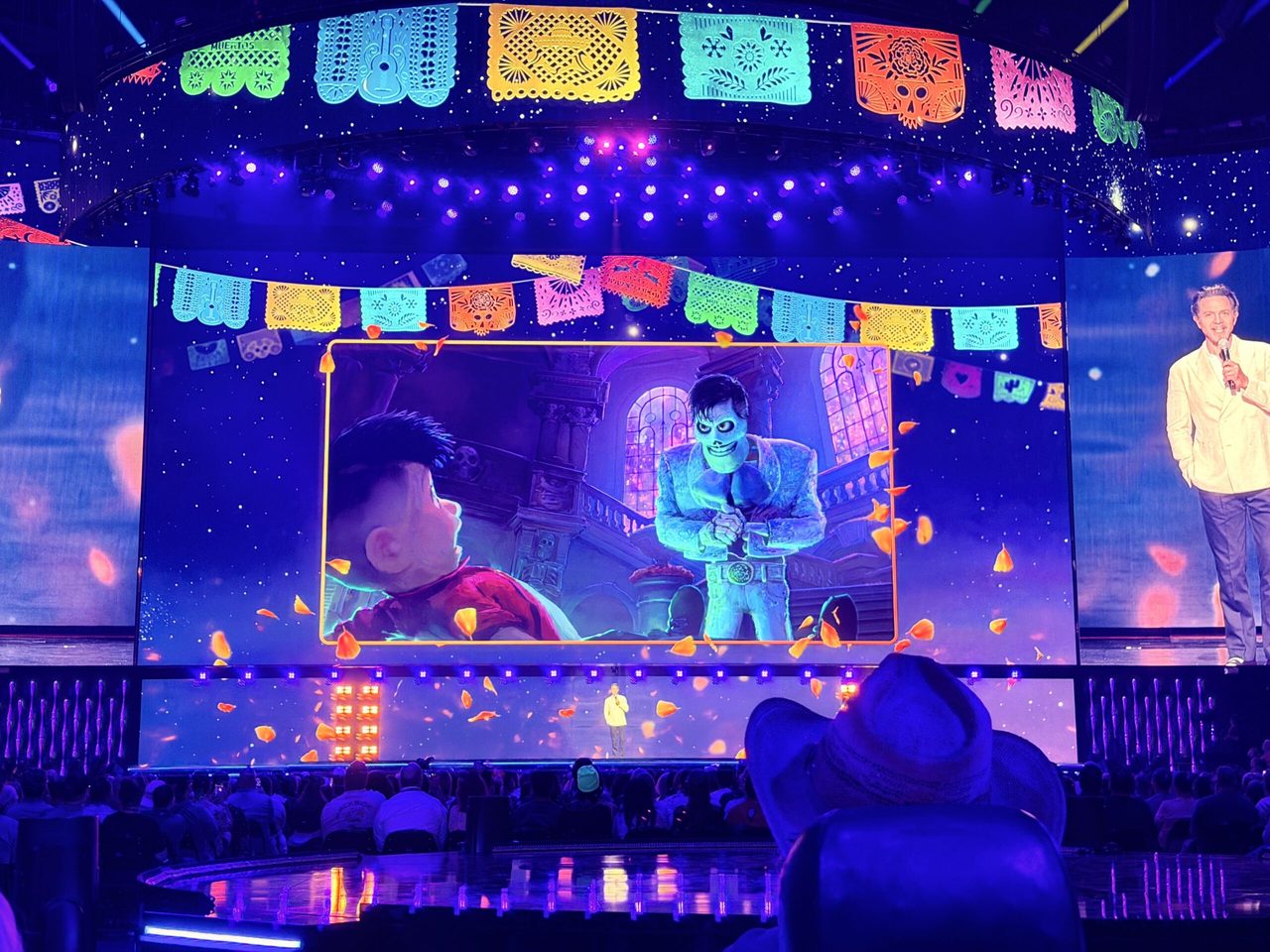 D23 2026会場のスクリーンに映し出された、成長したミゲルとエルネスト・デラクルスが対峙するシーン