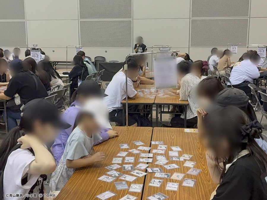探偵サミット会場でカードを広げて対戦を楽しむ来場者の様子