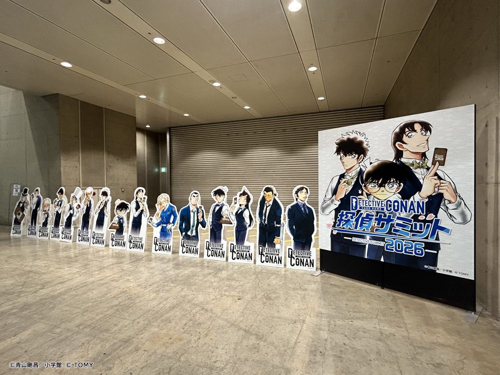 探偵サミット会場に並ぶ名探偵コナンキャラクターの等身大パネルと特設ビジュアルボード