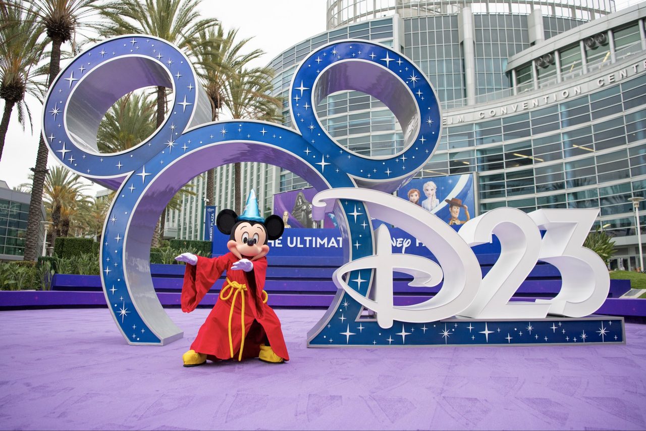 D23: The Ultimate Disney Fan Event 2026 会場入口のミッキーマウス像