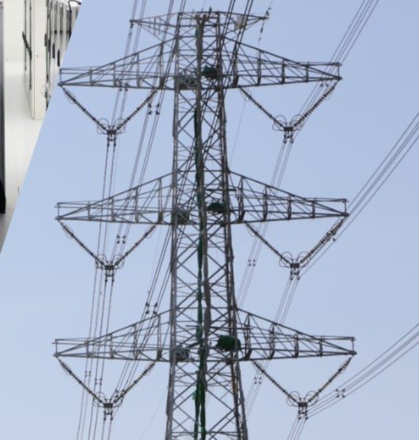 送電鉄塔のクローズアップ