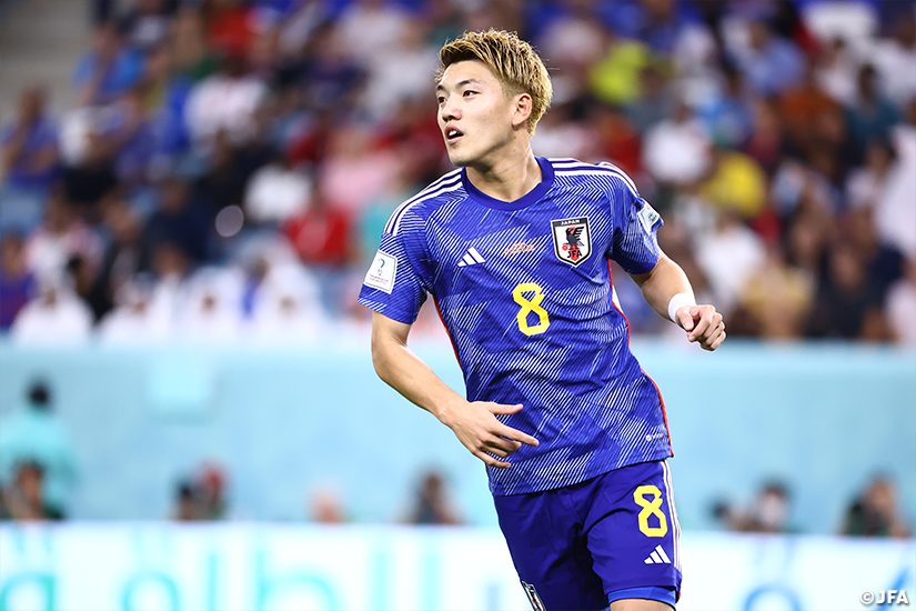 堂安律 日本代表のユニフォームでプレーする様子