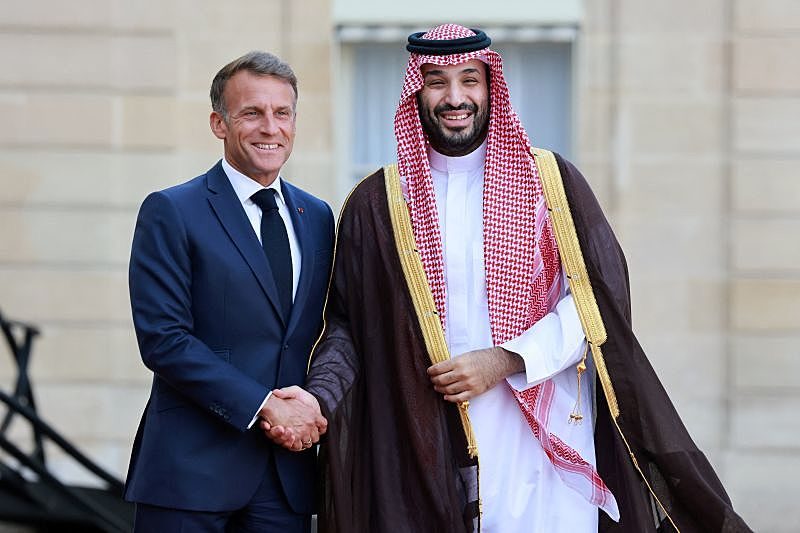並んで立つマクロン大統領とムハンマド皇太子