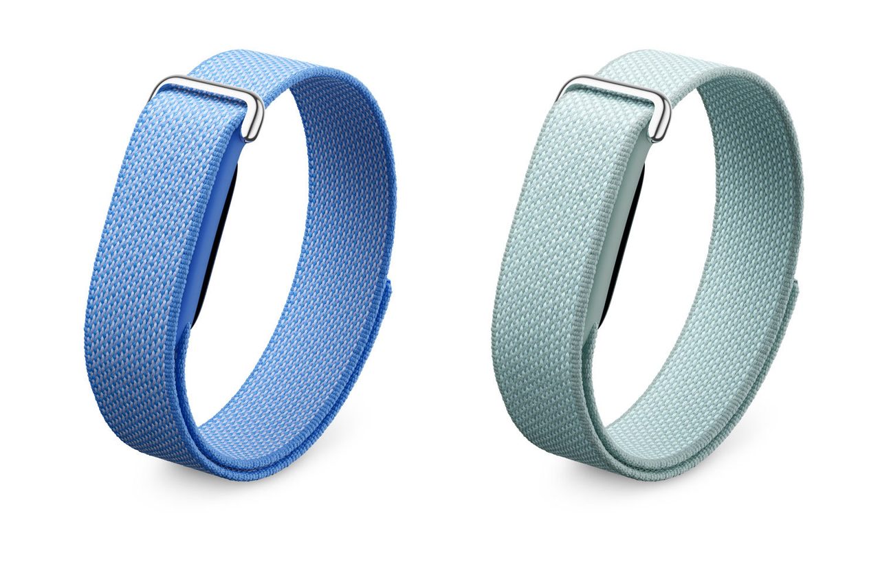 通常モデルのGoogle Fitbit Airバンドカラー ライトブルーとミント