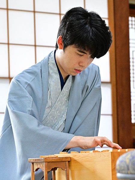 藤井聡太王位が対局中に駒を指す様子