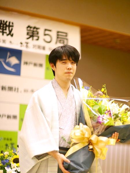 王位獲得後に花束を受け取る藤井聡太