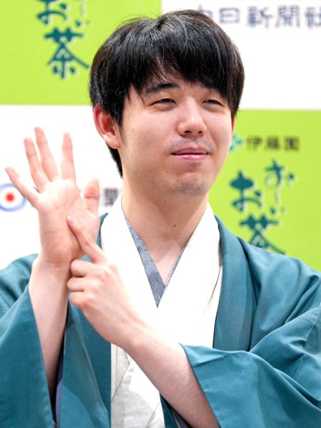王位6連覇を達成した際の藤井聡太の様子