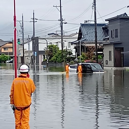 福井県内で冠水した道路で救助活動にあたる消防隊員 8月30日