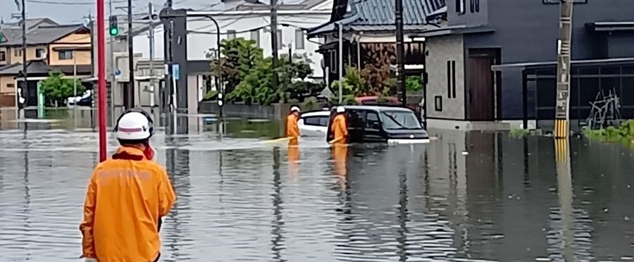 福井県内で水没した車両を確認する救助隊員 8月30日