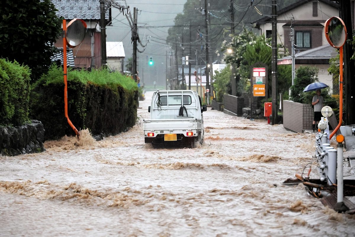 福井県内で冠水した道路を走行する軽トラック、記録的大雨の様子