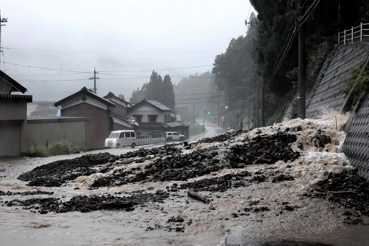 福井県内で大雨により土砂が流れ込んだ国道の様子