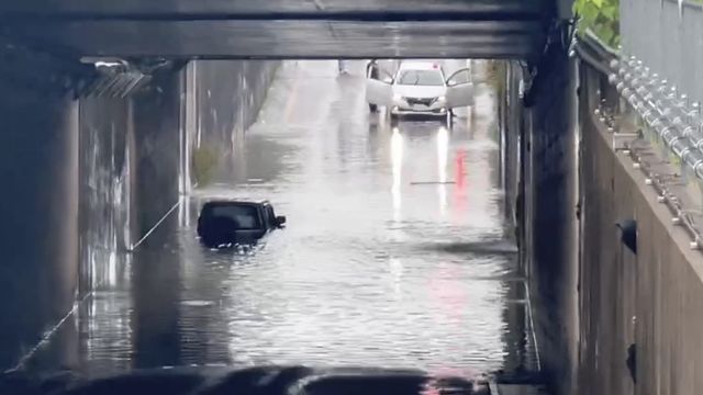 福井市のアンダーパスで水没した車両と救助活動の様子