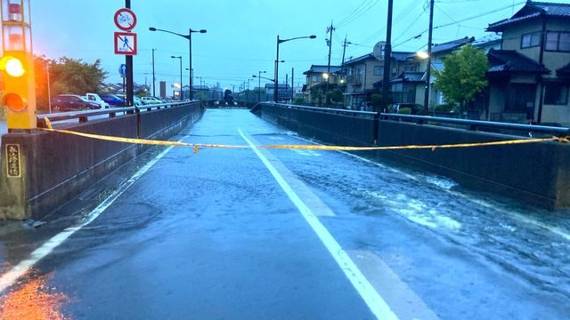 冠水により通行止めとなった坂井市のアンダーパス