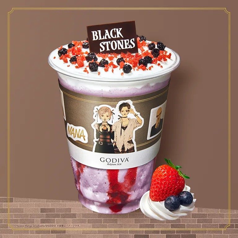 ゴディバ×NANA ミックスベリーケーキ ショコリキサー。Black Stonesのシールが貼られたカップ