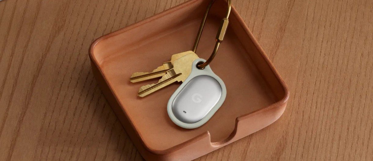 Google Pixel Tag を鍵に取り付けた使用イメージ