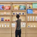 Google Store表参道の商品ディスプレイ、Pixel製品を体験する来店客