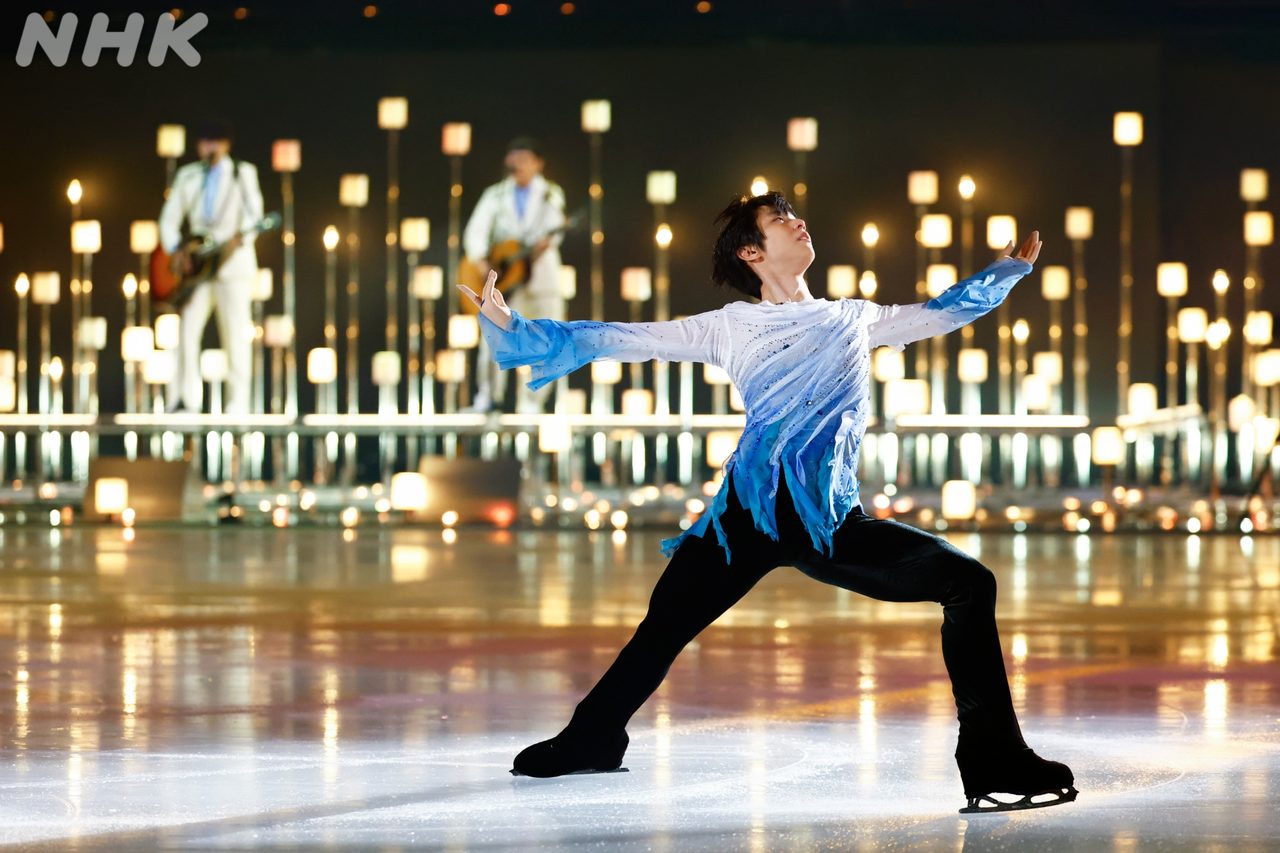 羽生結弦が氷上でパフォーマンスする様子
