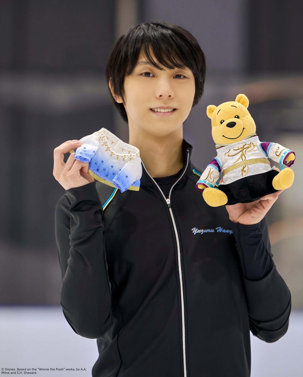 羽生結弦さんがきせかえ衣装プーさんぬいぐるみと衣装パーツを手に持つ写真