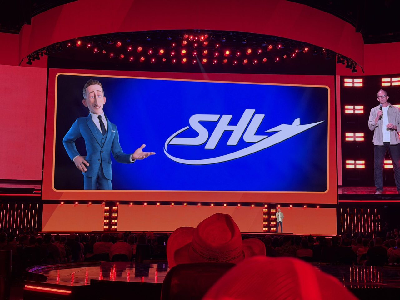 D23 2026のステージでエドナ・モードが「SHL」のロゴを紹介する様子
