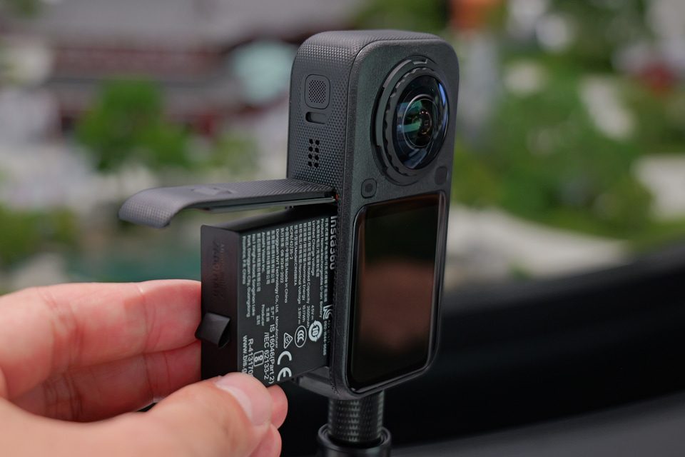 Insta360 X6ブラックモデルへのバッテリー装着