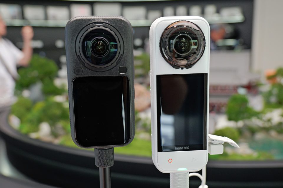 Insta360 X6のブラックとホワイトのカラー比較