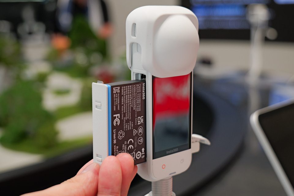 Insta360 X6ホワイトモデルへのバッテリー装着