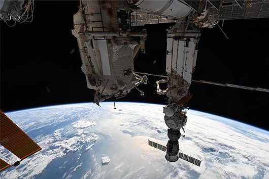 国際宇宙ステーションから見た日本列島上空と地球