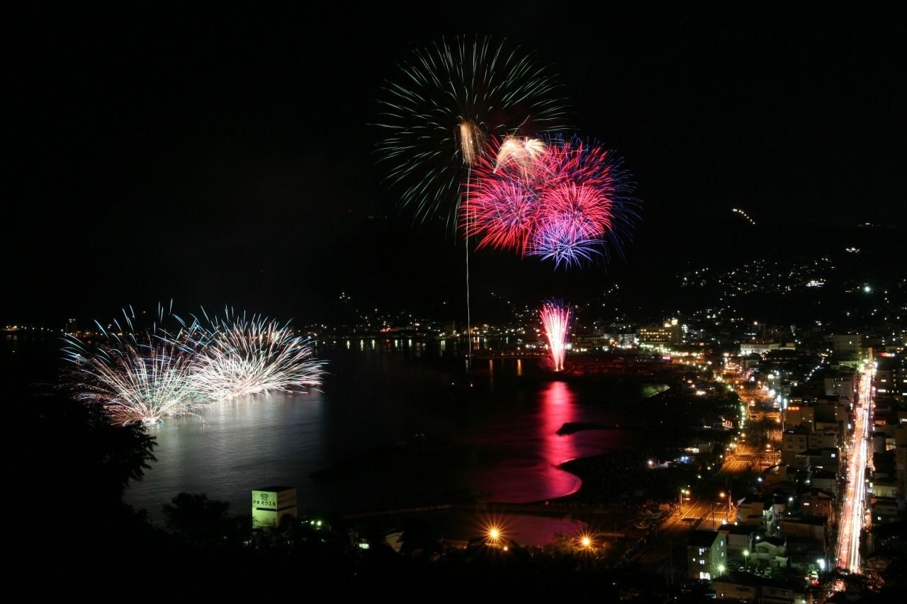 伊東海岸から見た按針祭花火大会の夜景と打ち上げ花火