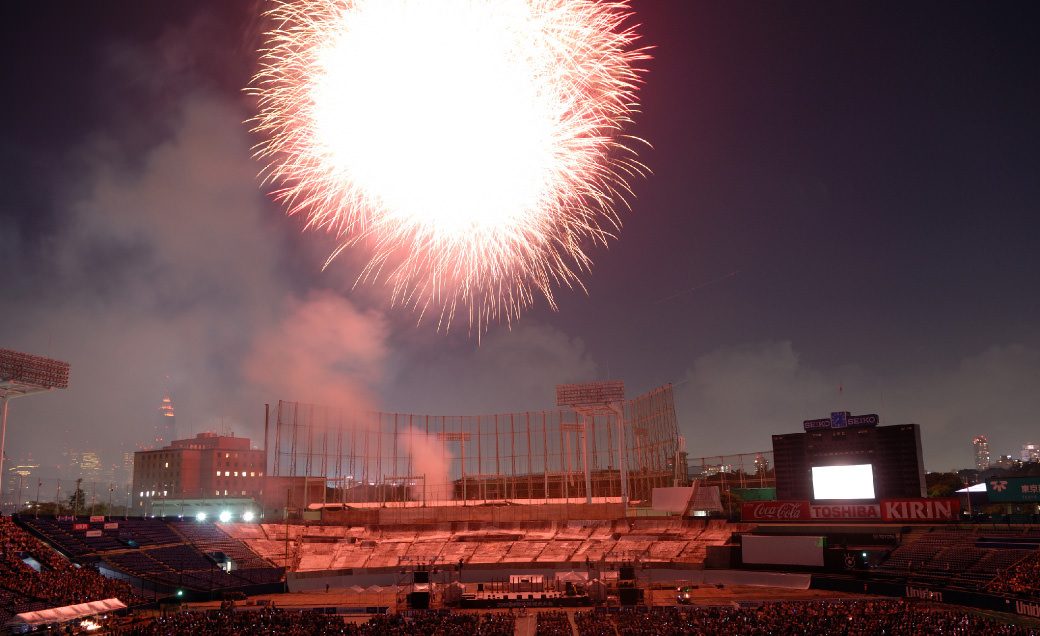 神宮外苑花火大会 スタジアム上空に打ち上がる大玉花火