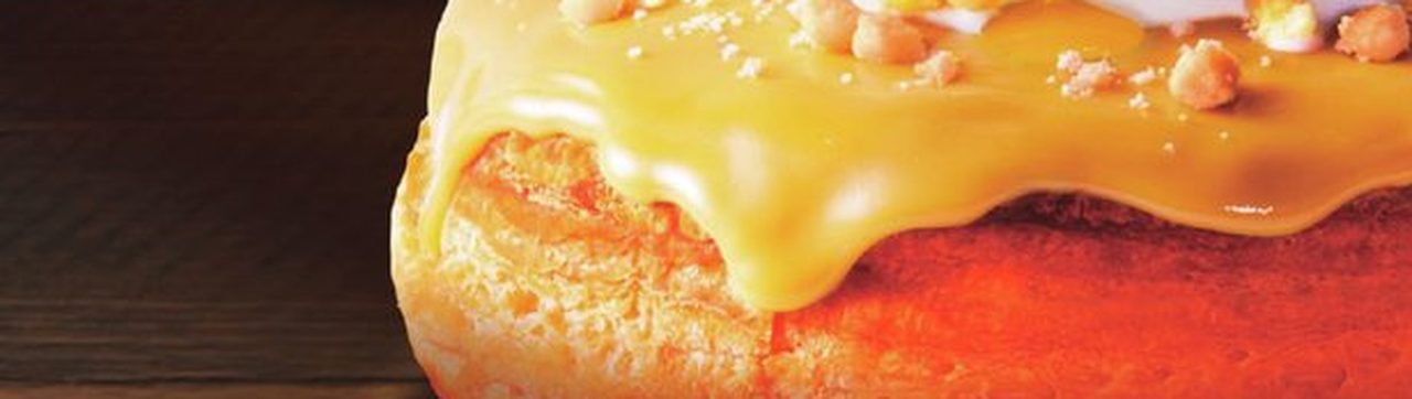お月見シロノワール焼き芋のクローズアップ、焼き芋ソースとバタークッキーがかかったデザート