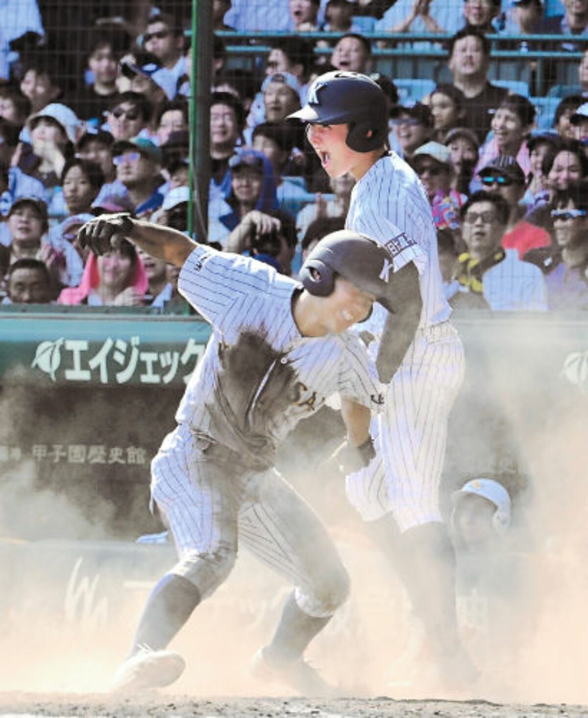 東日大昌平の選手が甲子園1回戦の試合中にガッツポーズをする様子