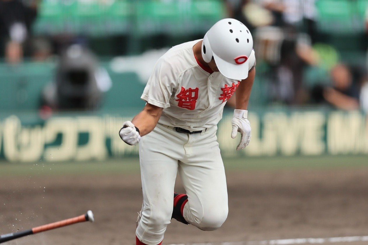 智辯和歌山の選手がスライディングで生還する場面