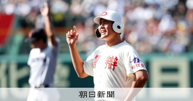 智弁和歌山の選手が塁上でガッツポーズする様子 甲子園決勝
