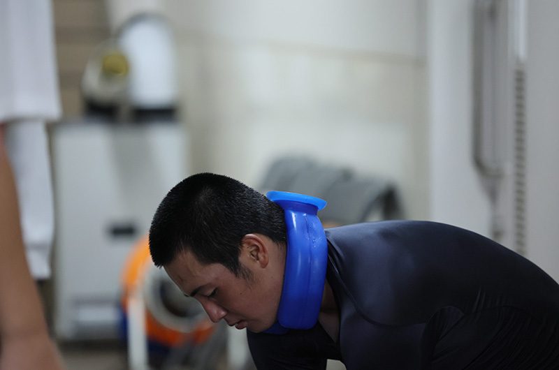 甲子園に出場する選手が首元をネッククーラーで冷やす様子