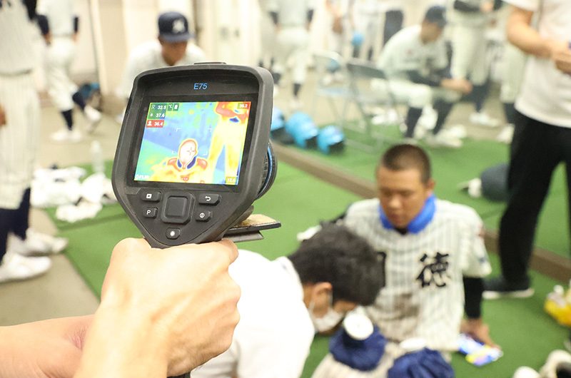 サーモグラフィーで選手の体温を測定する甲子園球場の暑さ対策