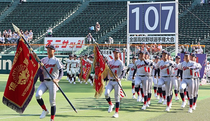 夏の甲子園開会式の入場行進の様子