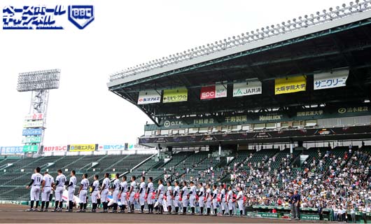 夏の甲子園開会式で入場行進する選手たち