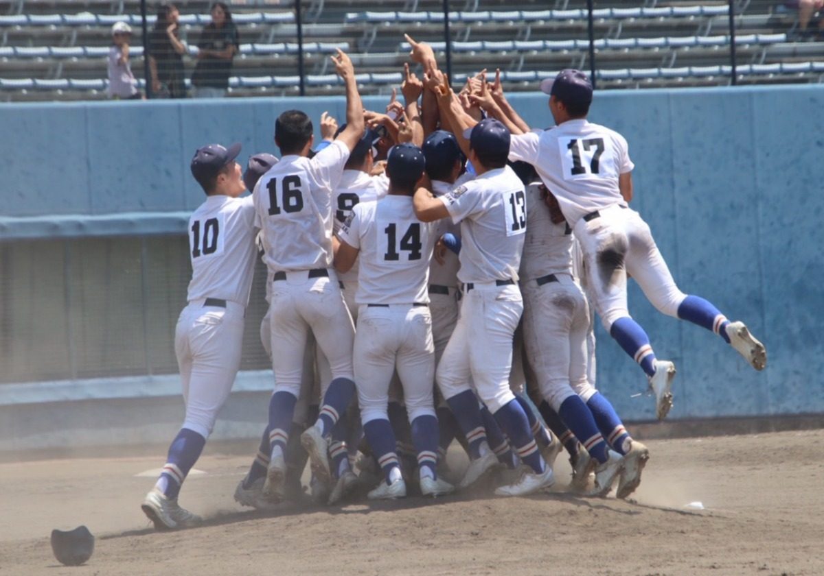 優勝した履正社ナインの様子