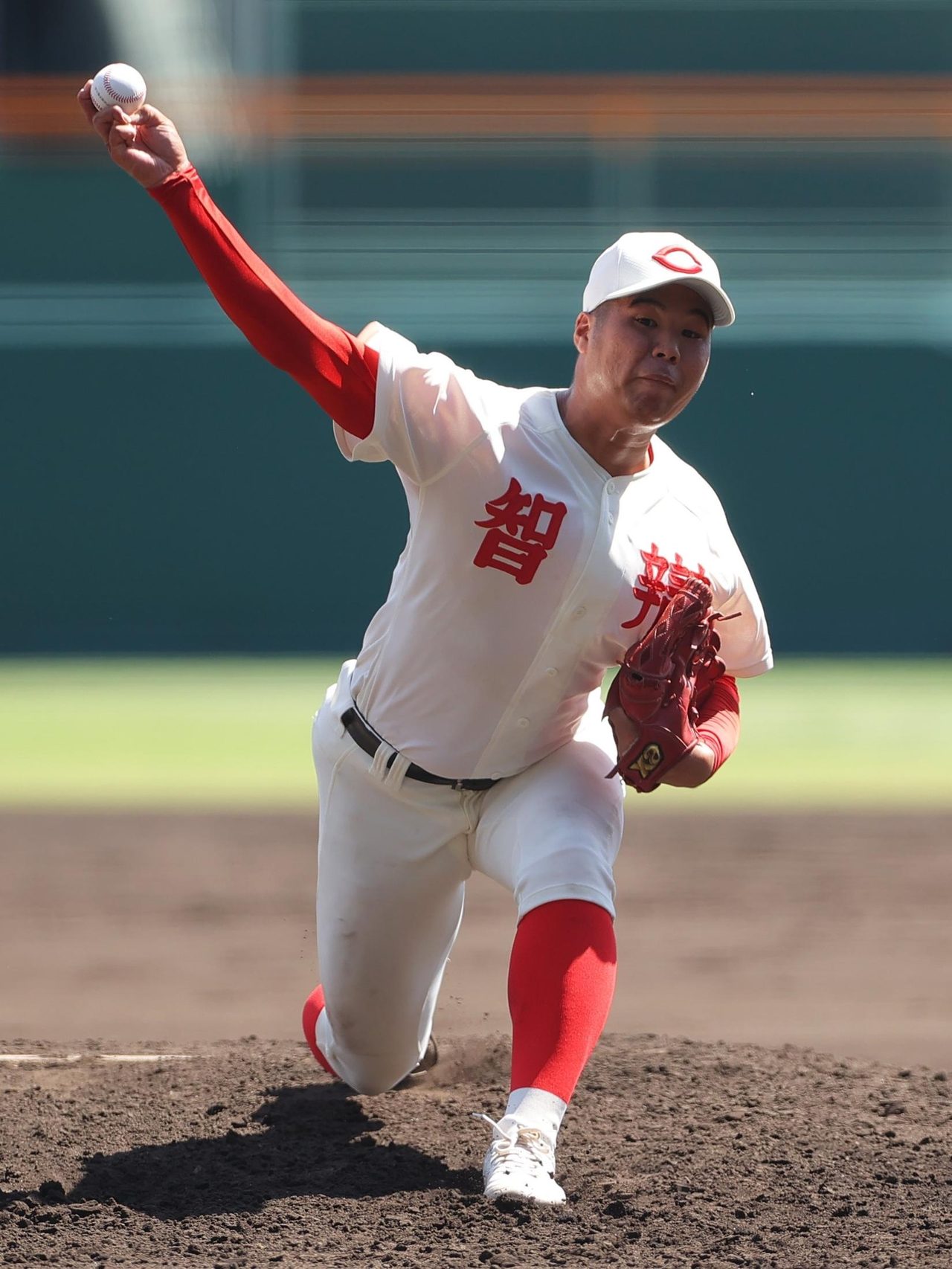 智辯和歌山の投手が甲子園のマウンドで力投する様子