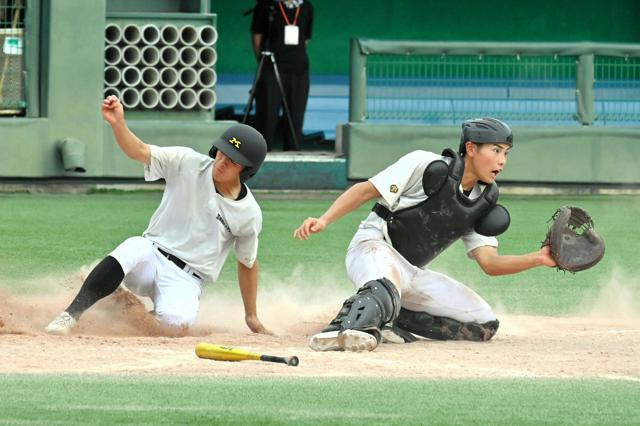松商学園の選手が試合前練習でスライディングする様子