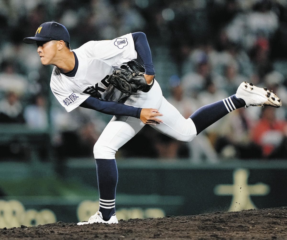 三重の投手が甲子園のマウンドで力投する様子