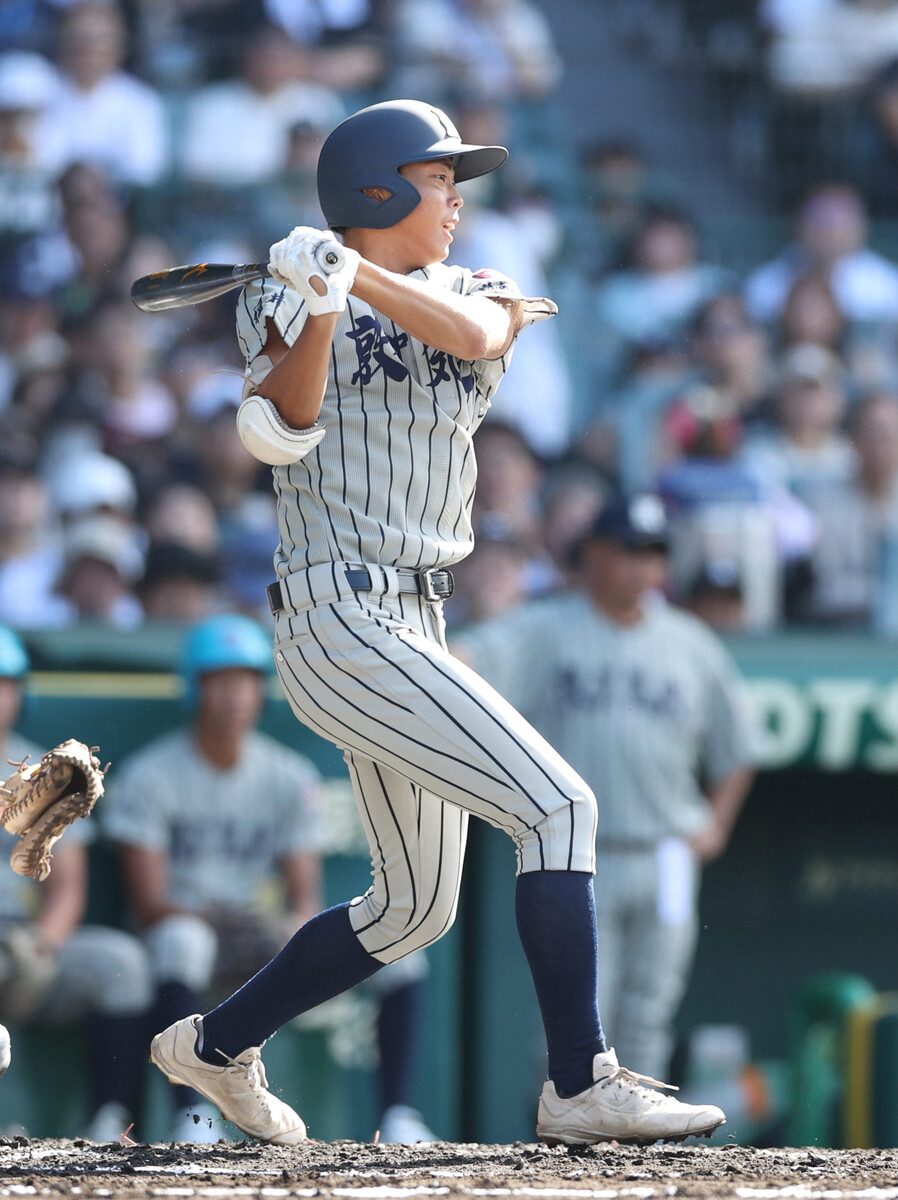 敦賀気比の打者が甲子園で中前打を放つ様子