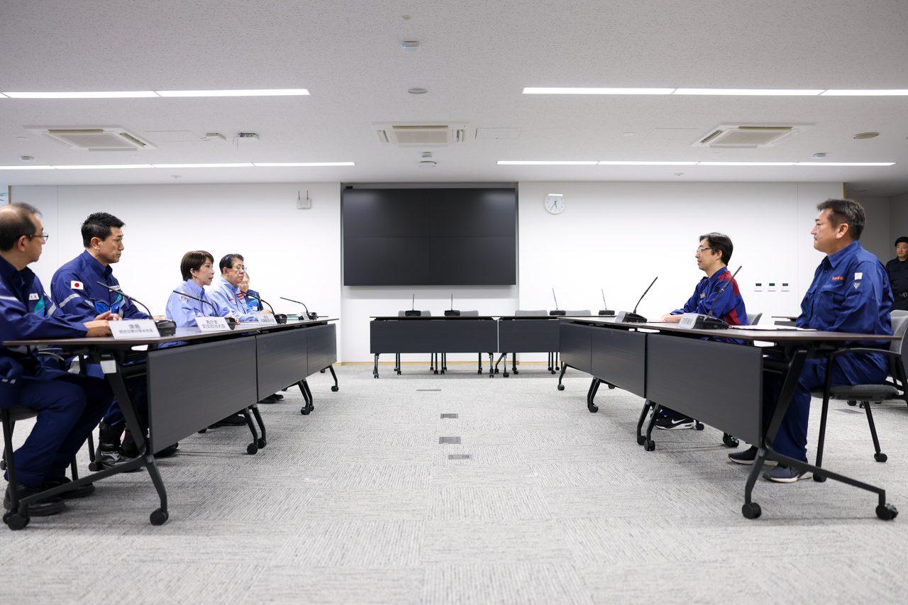 熊本県庁で木村知事と意見交換する高市首相