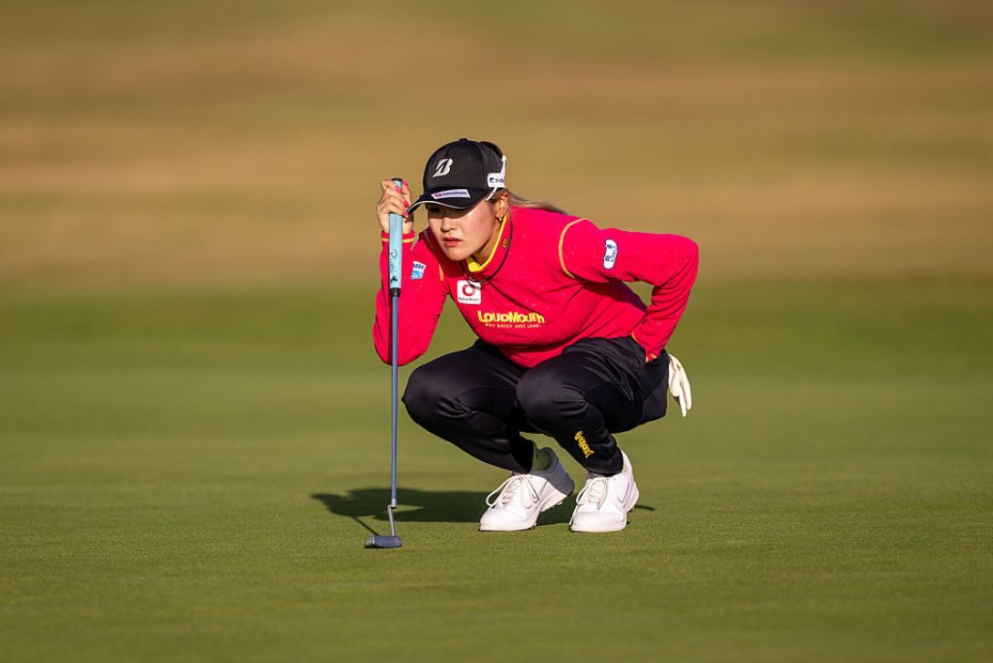 桑木志帆選手が第2日にグリーンでラインを読む様子
