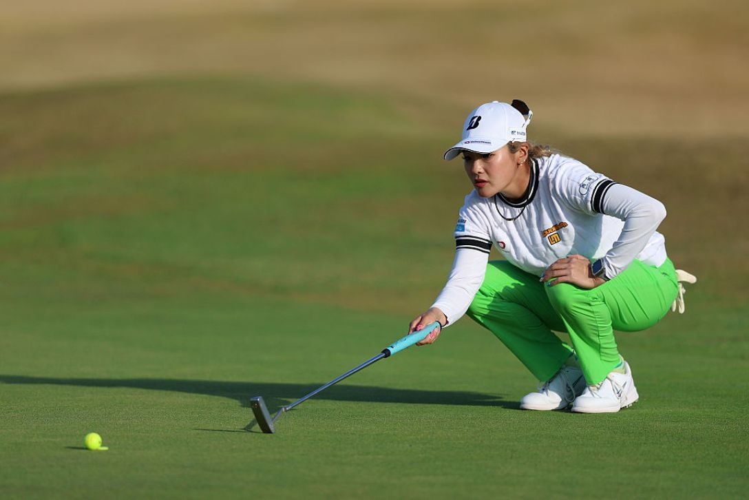 桑木志帆選手が第3日にパットの構えに入る様子