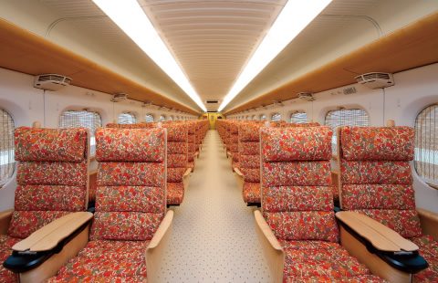 九州新幹線800系車両の車内座席(伝統的な織物柄のシート、JR九州公式)