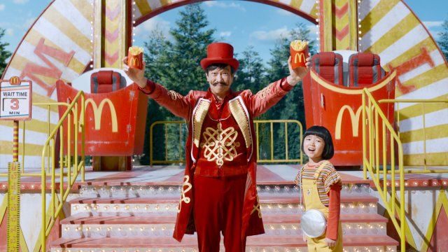 堺雅人がMr.トクニナルドを演じる新CMのワンシーン、マックフライポテトを両手に掲げるカット