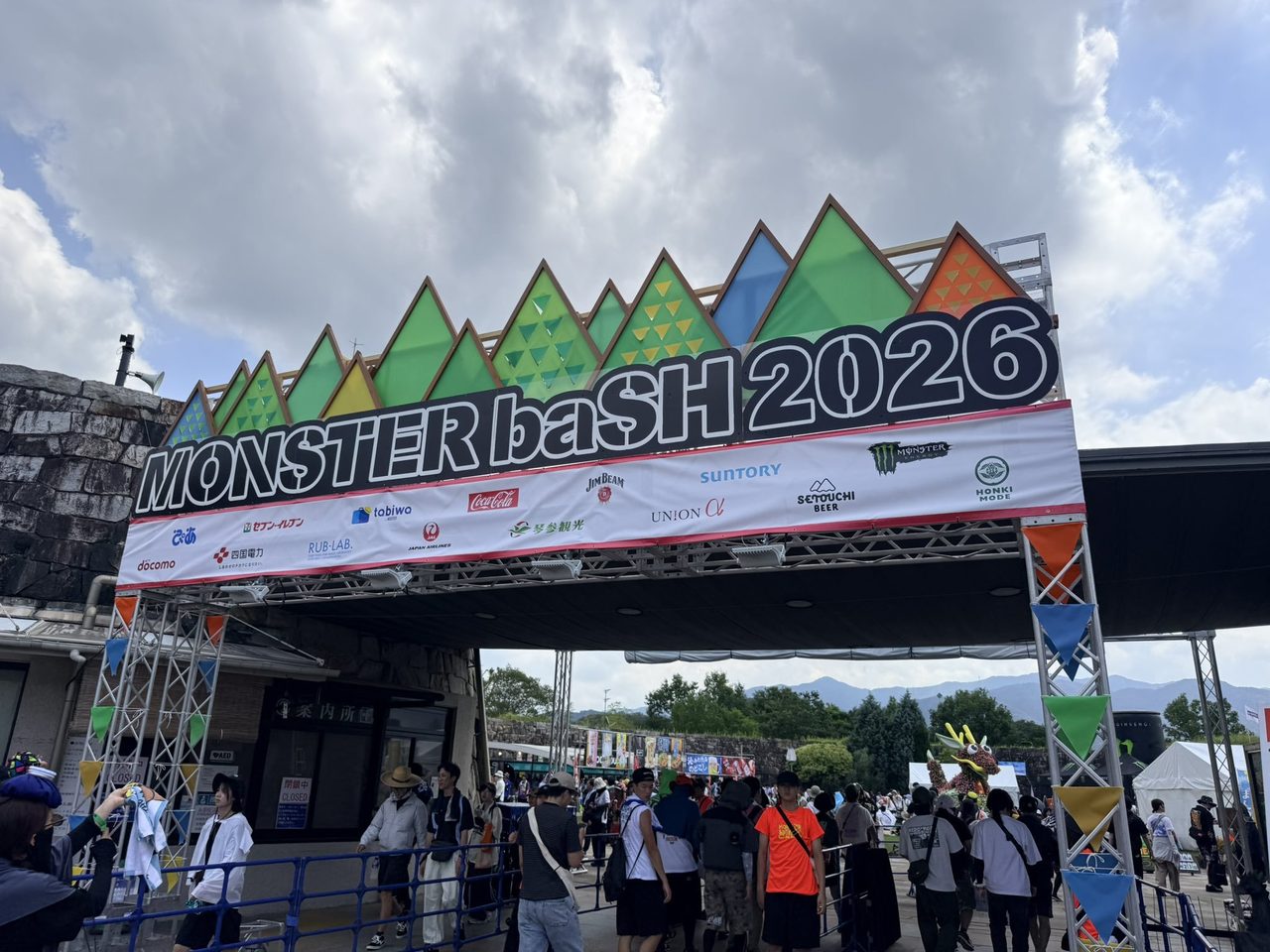 MONSTER baSH 2026 会場入口ゲート